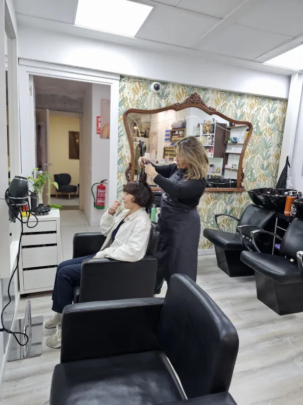 Marina peinando en su salon de Sants