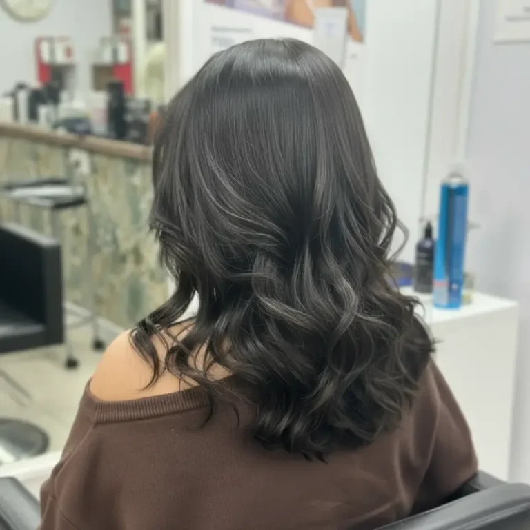 Resultado de corte y peinado con visagismo en Sants. 